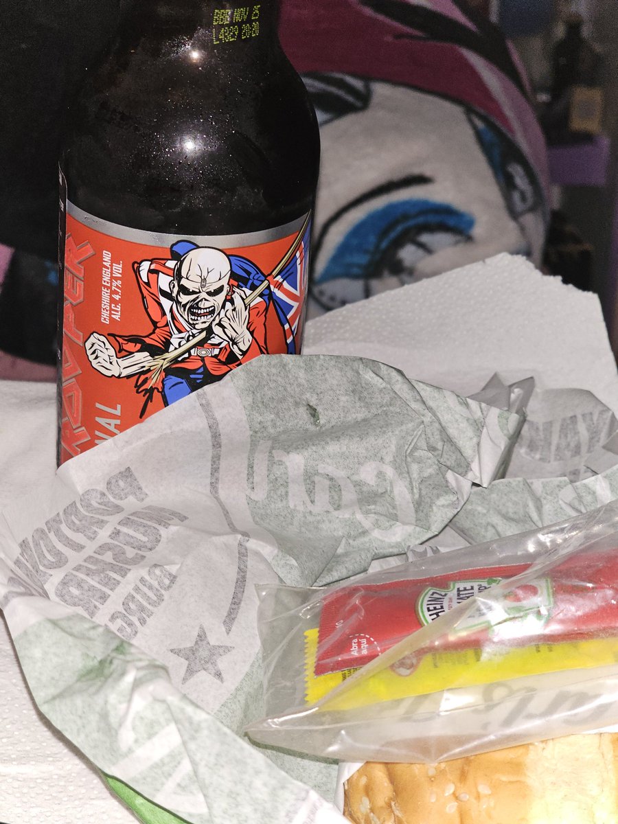 gojiraxtool's tweet image. cerveza d iron maiden + hamburguesa q más quiero???