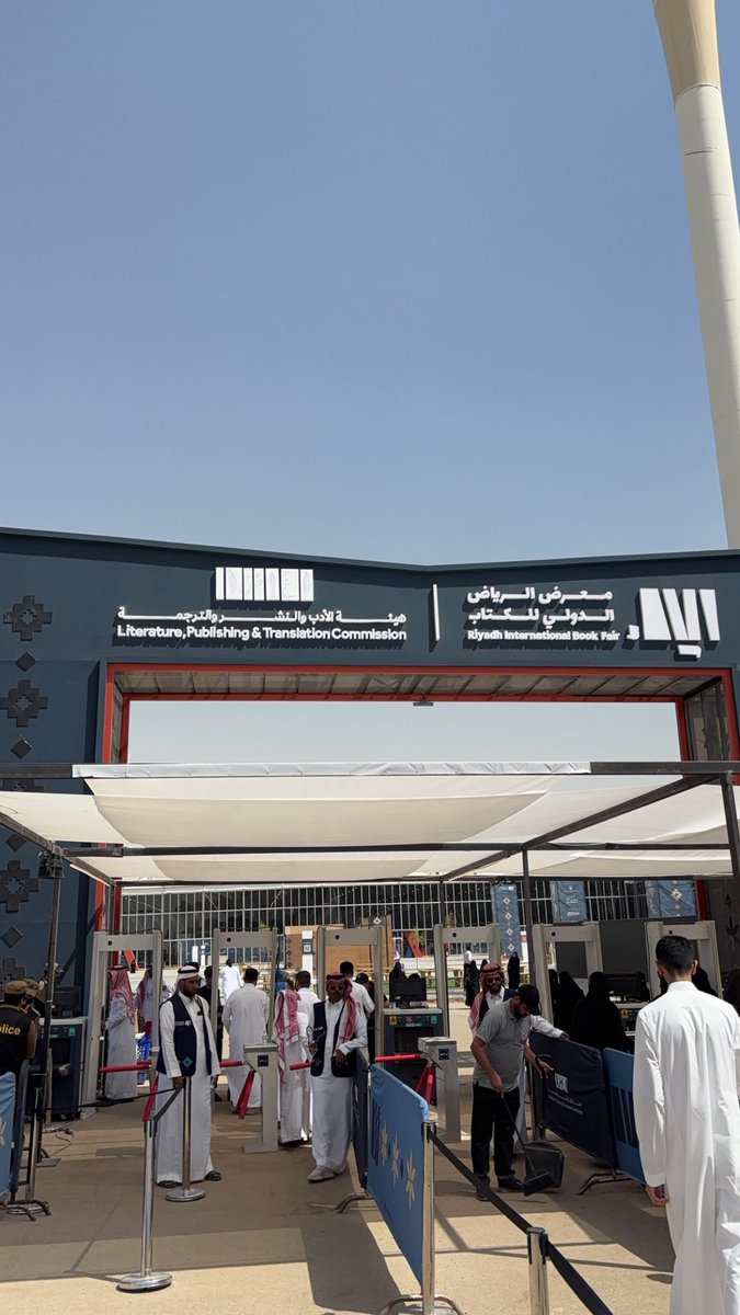 wqh_5's tweet photo. الطالب الجامعي يجد في معرض الكتاب فرصة لتوسيع معارفه خارج المقررات الدراسية، واكتشاف كتب تُلهمه وتُنمّي فكره .

#الطالب_الجامعي #معرض_الكتاب #القراءة_حياة

@KFU_st_affairs https://t.co/62uF2XlvP9