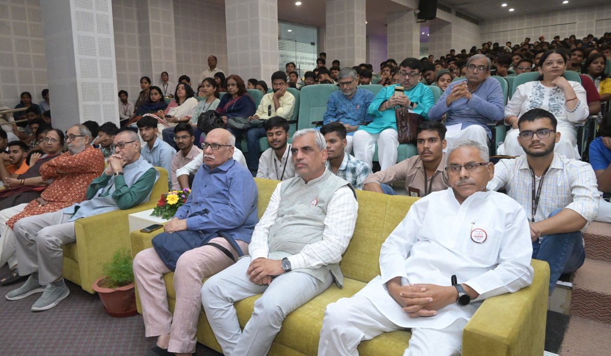 तीन दिन, तीन विचार—गांधी, नेहरू, लोहिया।
ITM यूनिवर्सिटी, ग्वालियर बनी वैचारिक मेला।
देश के कोने-कोने से आए चिंतकों के बीच
विद्वत्त जनों से मुलाकात, प्रेरणा और स्नेह का अविस्मरणीय अनुभव। 🙏
#GandhiNehruLohia #ITMUniversity