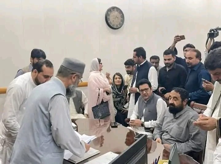 SOnlinepak's tweet image. جمعیت علماء اسلام کی جانب سے پارلیمانی لیڈر جےیوآئی خیبر پختون خواہ اسمبلی 
مولانا لطف الرحمٰن نے وزارت اعلٰی کے لیے کاغذات نامزدگی جمع کروا رہے ہیں ۔
#Peshawar #CM_Election @SohailAfridiISF @juipakofficial @fkkundi @AliAminKhanPTI @salmanAraja @AsadQaiserPTI @AkMashal