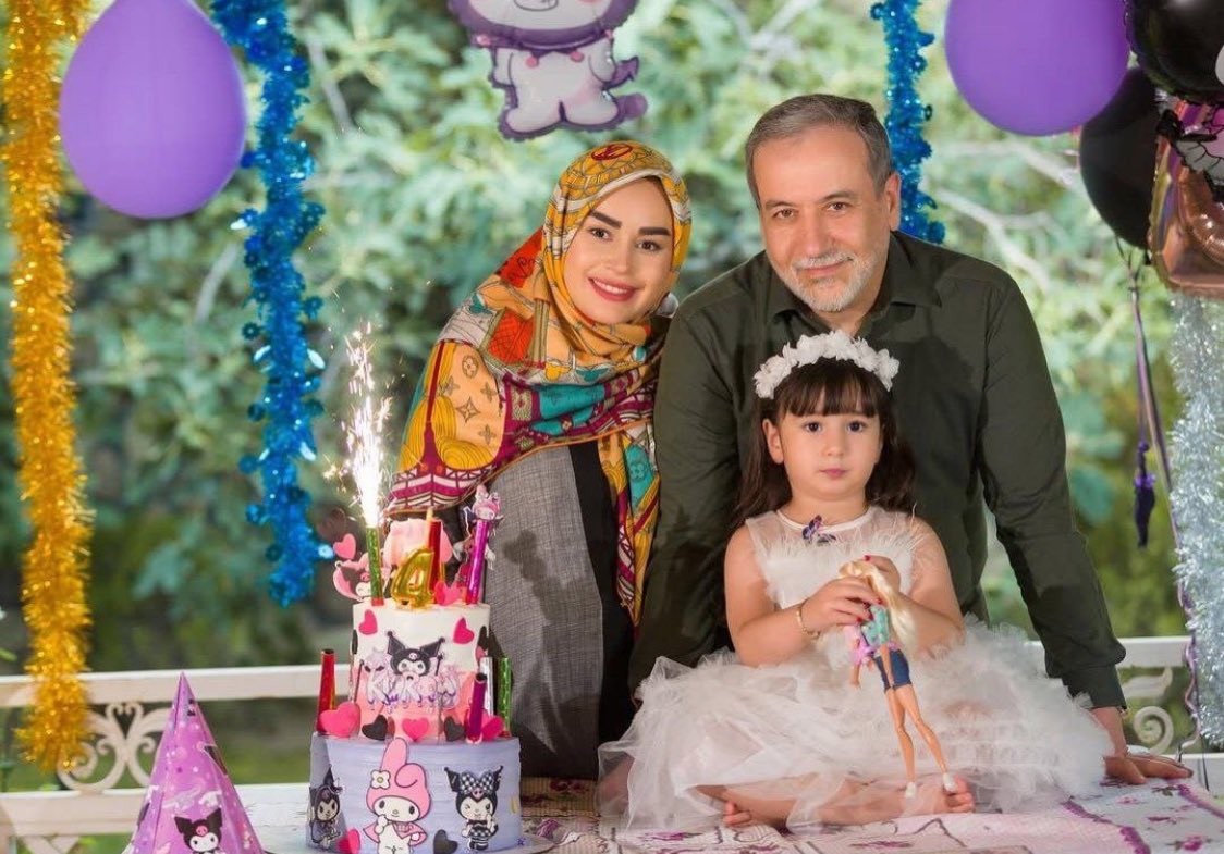 آیا گرفتن تولد، شادی و دوست داشتن همسر و فرزند در افکار متحجر شما جرم و ایشان کدام خلاف شرع را انجام داده است؟

آیا از رسول الله (ص) و امیرمؤمنان(ع) نشنیدید که بارها بر دوستی خانواده و شادی سفارش کرده اند؟

آیا پروژه جریان سازی علیه دکترعراقچی را از منافقین یا موساد خط گرفته اید؟