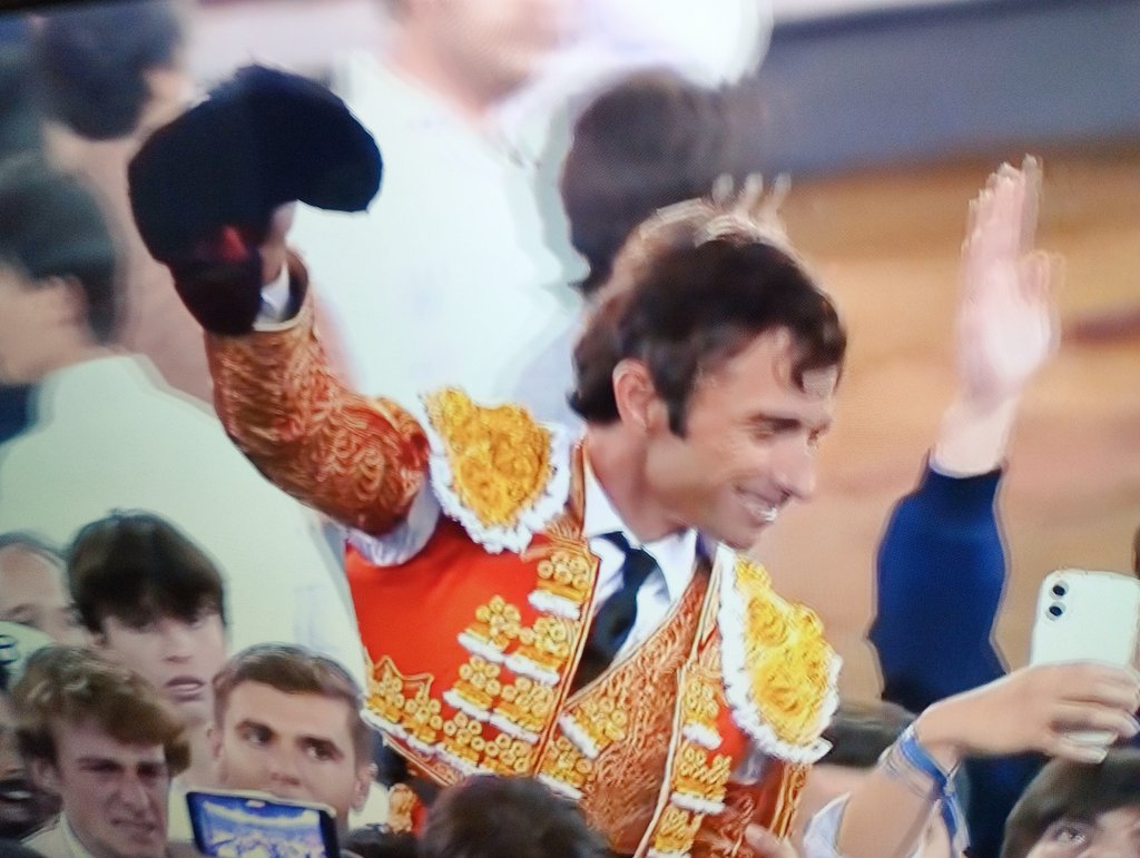 Hoy 12/10/25  es la Fernando Robleño despedida con una👂🏻 🐂 torero madrileño! #GraciasRobleño hasta siempre! Grande!! #DiadelaHispanidad 🇪🇸 #DiaDeLaFiestaNacional  #Tauromaquia <a href="/LasVentas/">Plaza de Las Ventas</a> <a href="/telemadrid/">Telemadrid</a>