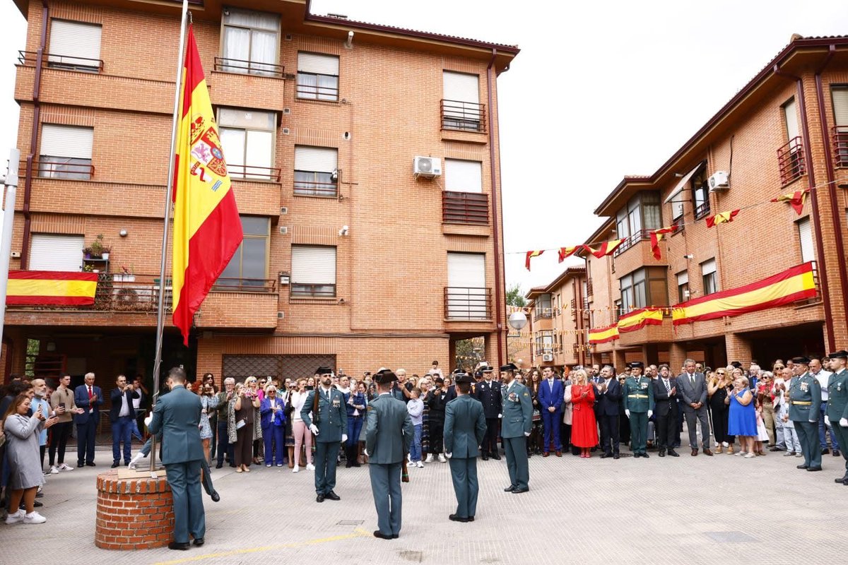 🇪🇸 Porque fueron, somos. Porque somos , serán. 

Hoy, como cada año, celebrando el día de la Hispanidad y de la Virgen del Pilar, junto a nuestros vecinos y Guardia Civil. 

#12Octubre #MuchoQueCelebrar