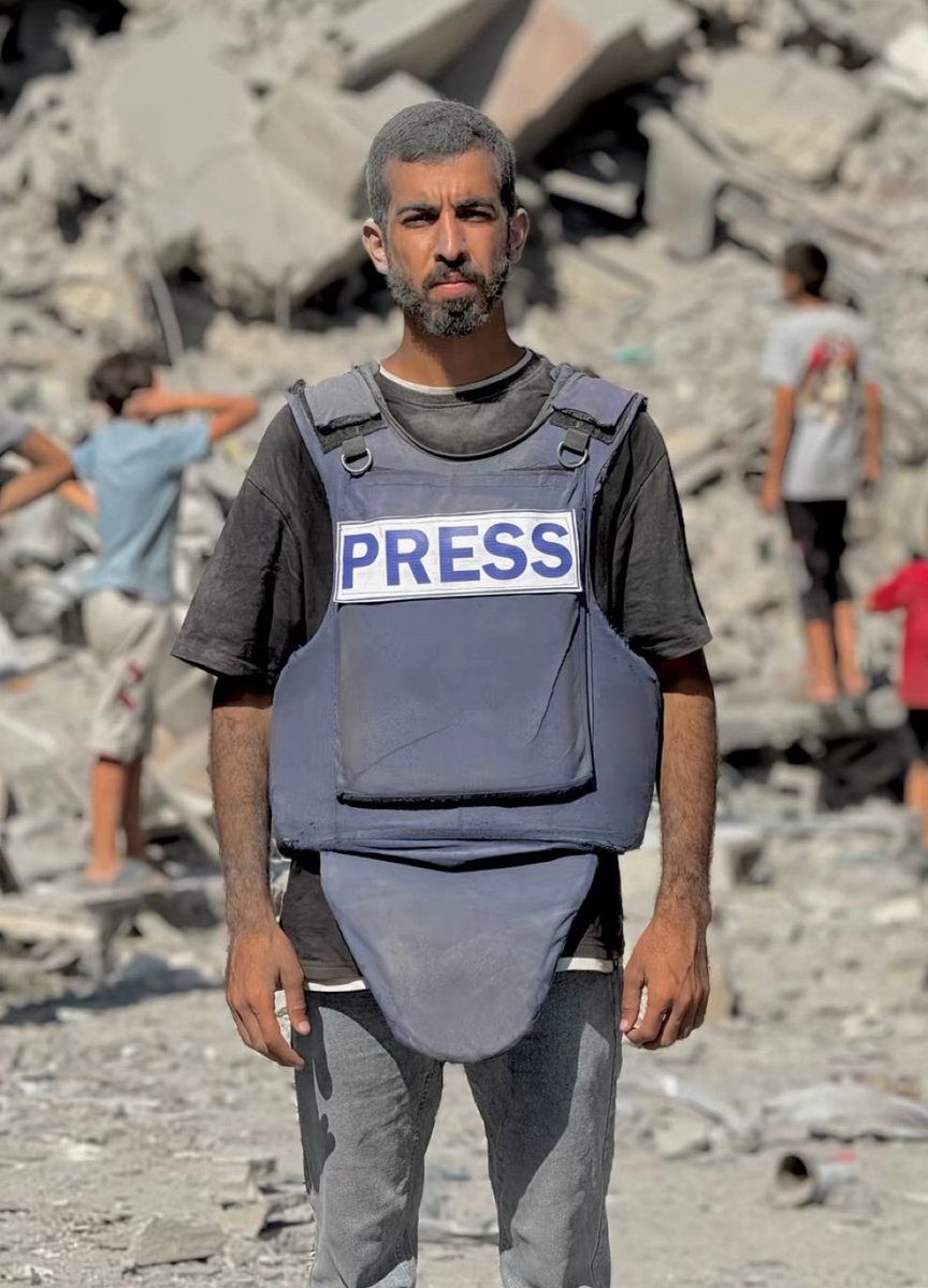 كان شهيدًا بيننا ..
يقفز للإنقاذ مرة ولتوثيق جرائم الإبادة مرات ، هدده الاحتلال بالاغتيال ، جاءته أكثر من فرصة للخروج من غزة ورفض.

بتليق فيك الشهادة وكالأبطال لا تذهب إلا غدر وغيلة.