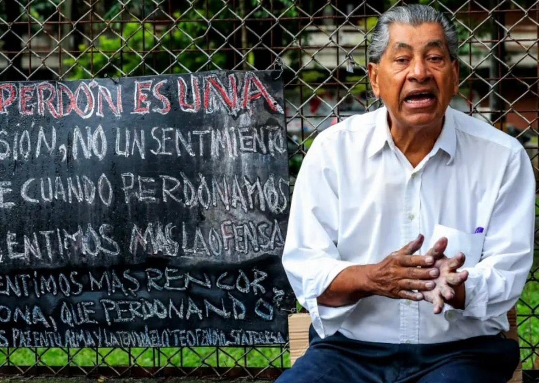 mauriciomorale's tweet photo. Un homenaje a un hombre que con un tablero y una tiza nos informaba sobre la realidad universitaria. 

Gracias Miguel por tus noticias y periódicos en las afueras de la calle Barranquilla de nuestra @UdeA https://t.co/PG3mxab3bP