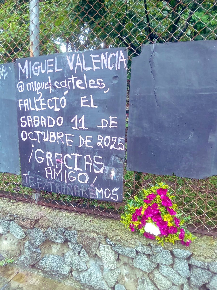 mauriciomorale's tweet photo. Un homenaje a un hombre que con un tablero y una tiza nos informaba sobre la realidad universitaria. 

Gracias Miguel por tus noticias y periódicos en las afueras de la calle Barranquilla de nuestra @UdeA https://t.co/PG3mxab3bP