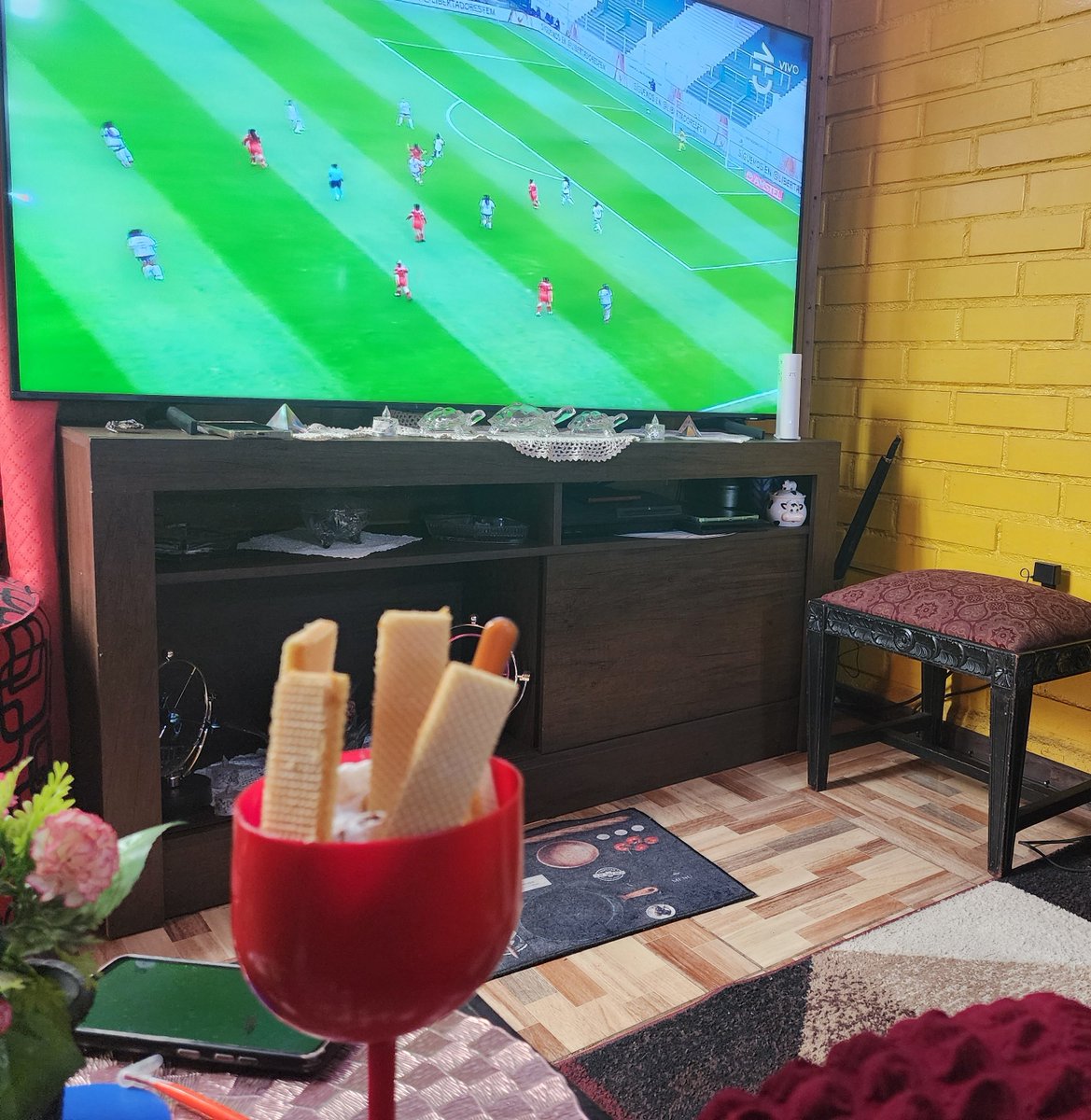 wualala123's tweet photo. Acá viendo el Partidos de las #Albitas @ColoColo.. 😋 🐷 https://t.co/2LZwHFrYTa