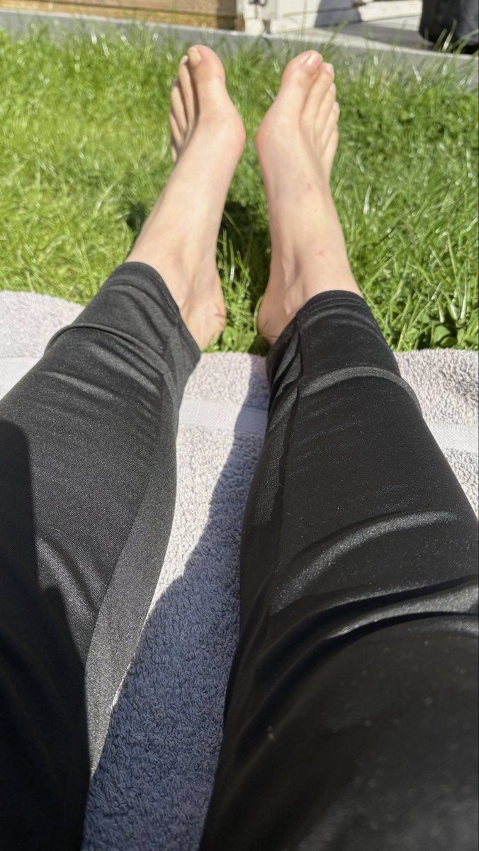 Earlier today…
Bare nails, bare feet, and the last flicker of summer before the long evenings return.
#funinthesun #barenails #prettyfeet