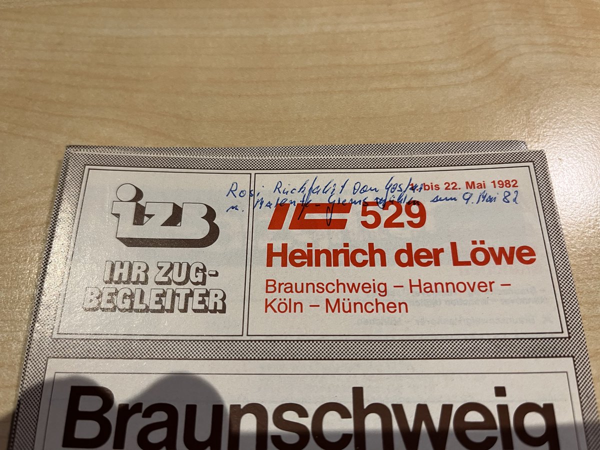 Handschriftliche Vermerke gelten wie Risse, Löcher etc als kleiner Makel. Andererseits werden Fahrpläne dadurch etwas persönlich.

Wer auch immer Rosi aus #Malente ist und was sie vor 43 Jahren in #Goslar unternommen hat: Es war hoffentlich eine schöne Rückfahrt mit der #Bahn!