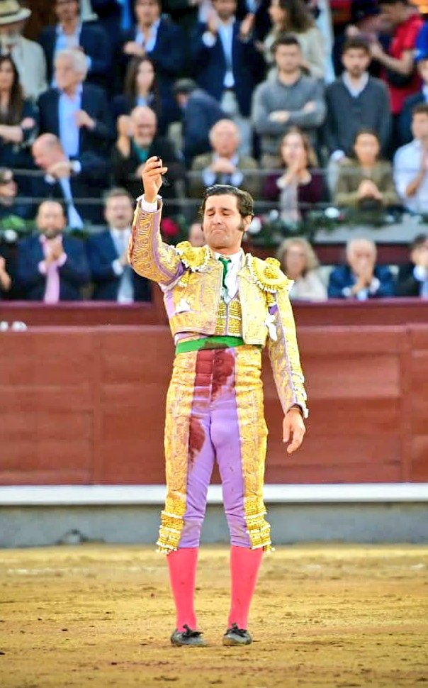 Gracias por todo maestro,
Gracias por encumbrar más si cabe a la tauromaquia. 
📸 @Plaza1