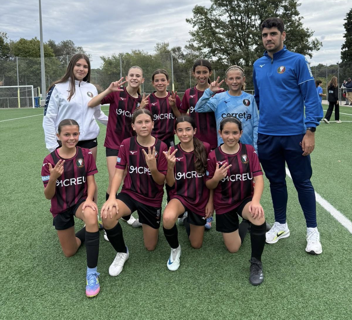 Vic Riuprimer REFO (@vicriuprimer) on Twitter photo 𝗥𝗘𝗦𝗨𝗟𝗧𝗔𝗧𝗦 | Futbol Base
Femení Infantil “C”
🏆 Segona Divisió Femení Infantil Grup 5 Jornada 2
<a href="/CE_Llerona/">CE LLERONA ⚽️</a> “B” 0 - 9 Vic Riuprimer Refo “B”
#SomhiVicRiuprimerRefo 🔴⚫️ #JuntsUnEquip #VicActivat #Osona 𝗥𝗘𝗦𝗨𝗟𝗧𝗔𝗧𝗦 | Futbol Base
Femení Infantil “C”
🏆 Segona Divisió Femení Infantil Grup 5 Jornada 2
<a href="/CE_Llerona/">CE LLERONA ⚽️</a> “B” 0 - 9 Vic Riuprimer Refo “B”
#SomhiVicRiuprimerRefo 🔴⚫️ #JuntsUnEquip #VicActivat #Osona