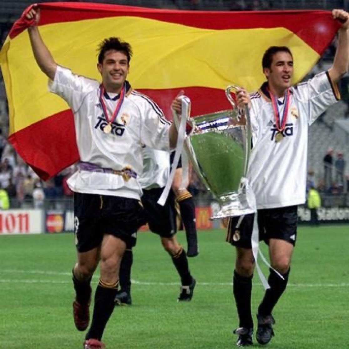 Pues muy mal el Real Madrid al no felicitar el #DiadelaHispanidad. 

Se puede ser universal sin renunciar a tus raíces. Nunca hay que olvidar de donde somos. 

El Real Madrid tiene aficionados en todo el mundo, pero siempre será un club de Madrid y, por tanto, de España.