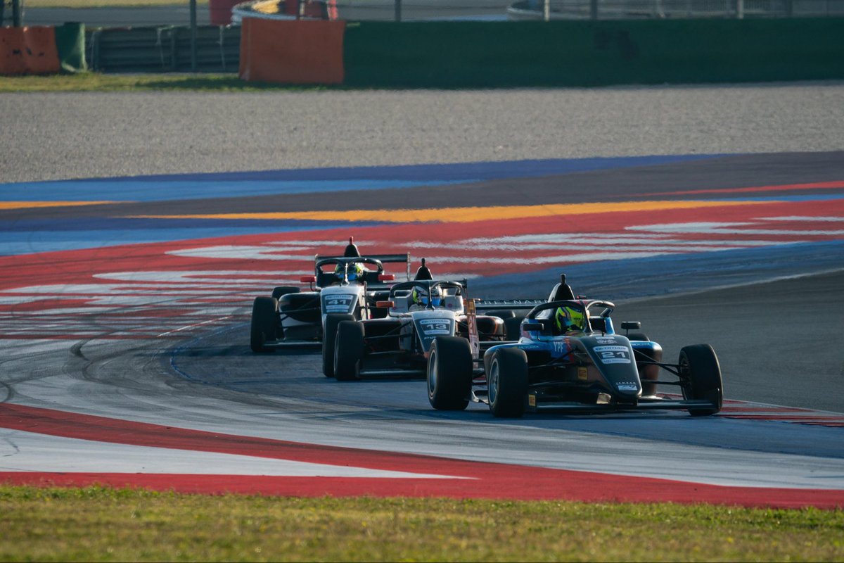 CarburandoTV's tweet photo. 🏁🇦🇷#ArgentinosEnElExterior: @TeoSchropp cerró su fin de semana en Misano.
El piloto argentino largó la última carrera del fin de semana en P20 y debió abandonar luego de un incidente mientras corría en P18.
#Schropp #F4Italy https://t.co/wVmz75gJYC