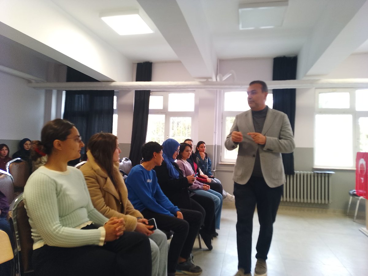 acmakas's tweet image. ODTÜ MEBİVA&apos;nın yürüttüğü Erasmus+ Sosyal Arabuluculuk Projesi kapsamında Oyaca Anadolu Lisesi öğrencileriyle bir araya geldik.

Arabuluculuk ve Ombudsman üzerine söyleştik, canlandırdıkları arabuluculuk temsillerini izledik, sertifikalarını verdik.
@odtumebiva @sosarabuluculuk