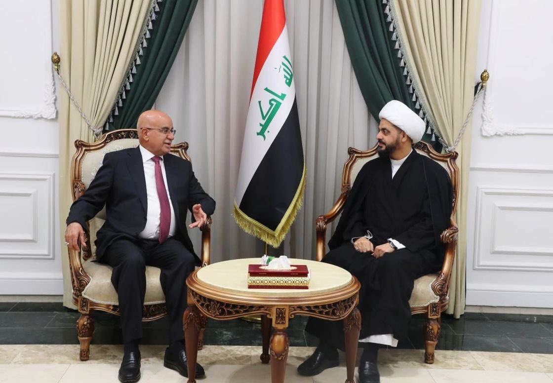 الشيخ الأمين يستقبل وزير الصحة ويؤكد أهمية الارتقاء بالخدمات الطبية للمواطنين

استقبل الأمين العام لحركة عصائب أهل الحق، سماحة الشيخ قيس الخزعلي، في مكتبه ببغداد اليوم، وزير الصحة الدكتور صالح الحسناوي.

وجرى خلال اللقاء بحث واقع القطاع الصحي في البلاد، وسبل تطوير الخدمات الطبية