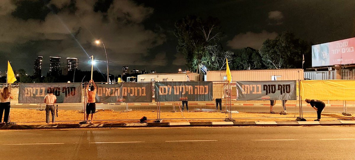 BringThemHome23's tweet photo. פעילי מטה משפחות החטופים תלו הערב שלטים בדרכים ובכניסות לבתי החולים שיבא, איכילוב ובלינסון, אליהם צפויים החטופים ומשפחותיהם להגיע מחר.

קרדיט: ליאור שגב, ארז אגמון https://t.co/cVlSzJNm1F