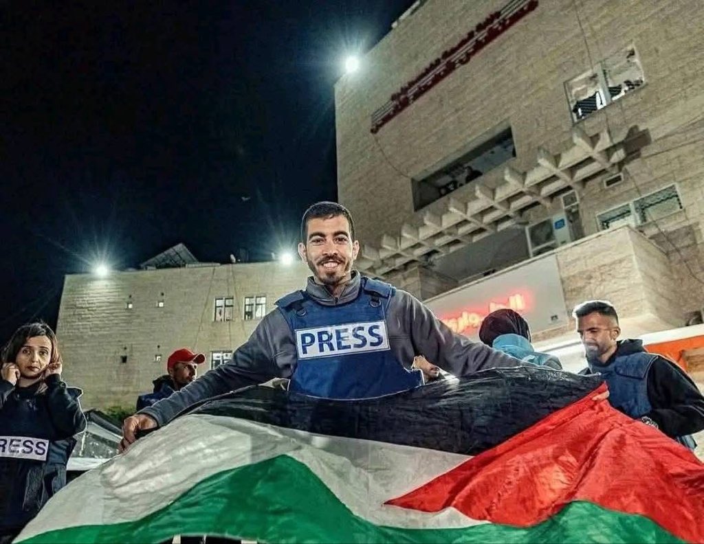 على قد ما بحب بلده قتلوه ولادها حسبي الله ونعم الوكيل
نجى من الاحتلال واستشهد على يد اعوانه
اذا اردت تحرير وطن ضع عشر رصاصات في مسدسك تسعة منها للخونة وواحدة للعدو 
فلولا الخائن مادخل العدو الوطن
رحمك الله ياصالح💔💔💔💔
وحشرك مع الانبياء والصالحين