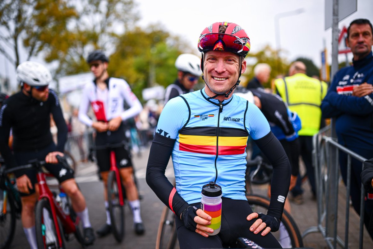 Jan Bakelants is tegenwoordig vooral bekend als analist, maar hij reed zondag ook het WK gravel. "Niet slecht om er af en toe tussen te hangen als je er ook over praat." 👇
wielerrevue.nl/artikel/666364…