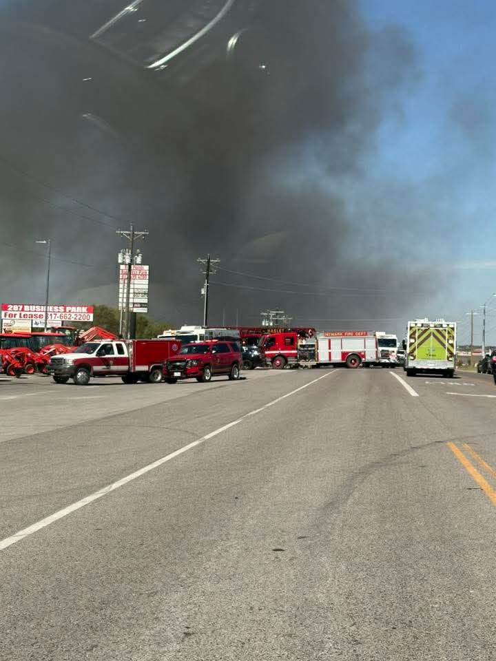 OpenNewNews's tweet photo. ⚠️ Important
Exclusive visuals of the aircraft crash in Fort Worth, Texas
Heavy black smoke visible in this area. Multiple ambulances are responding
Multiple fire departments are on scene working to contain the fire. Extensive water supply being set up. Multiple EMS on scene https://t.co/ee3Re0aiI0