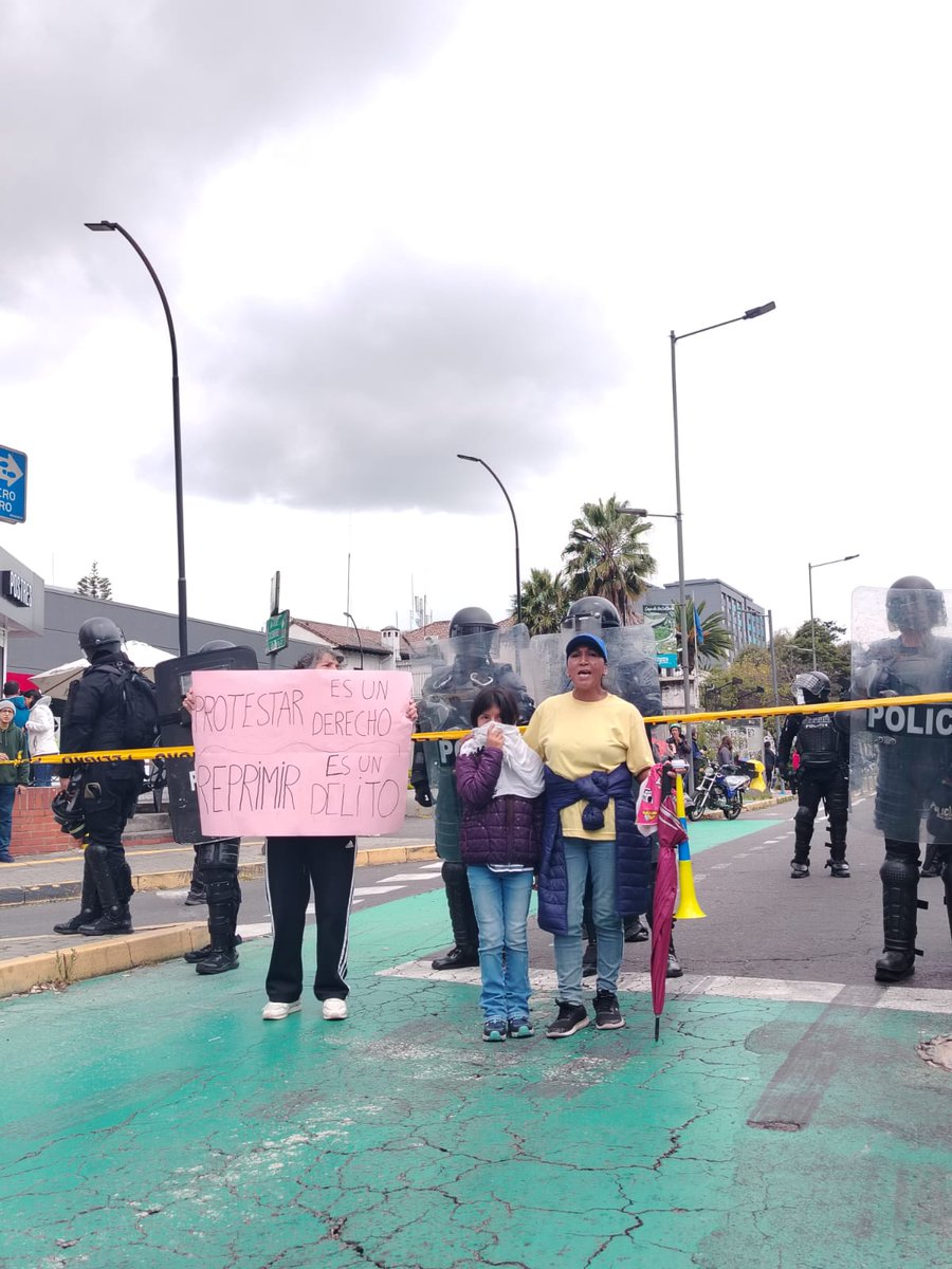 rojo_radio's tweet photo. 🚨 #ATENCIÓN | En este momento, la marcha avanza y se concentra en la Av. 6 de Diciembre y Patria.

Miles de personas continúan su recorrido en medio de un fuerte resguardo policial.

El tránsito en la zona se encuentra restringido.

#Quito #Movilización #Protesta https://t.co/GuB5ibVjtu