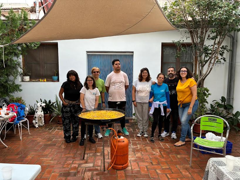 Después de llover durante toda la mañana, salió el sol y pudimos disfrutar de una excelente paella para celebrar el día de la Comunitat Valenciana. No nos faltó de nada... risas, bailes e improvisadas canciones. Disfrutando de un día tan especial como es el 9 d’Octubre.