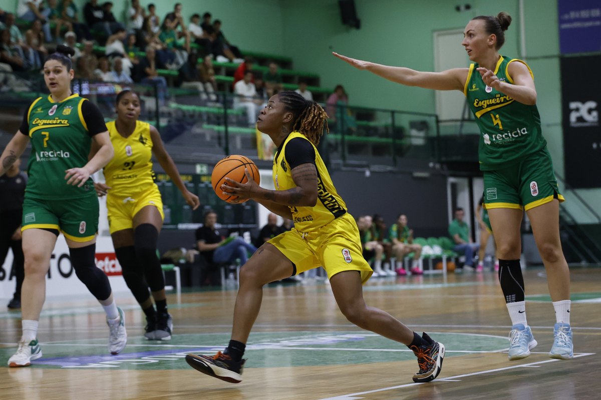 fpbasquetebol's tweet image. 🏀  @EsgueiraBasket  68  -  98 CRC Quinta dos Lombos
🏆  #LigaBetclicFeminina | Fase Regular - Jornada 2️⃣
📌  Pavilhão Clube do Povo de Esgueira
⭐  (Anissa Rivera 23pts, 14rb e 1rb - 35val)
📊  tinyurl.com/348czvsb

#SomosBasquetebol