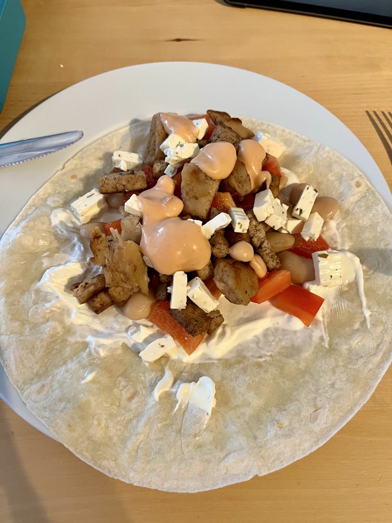 Es wird wieder gewrapt. Vegane Hähnchenteile, Tofu, Paprika, Feta, Bohnen.