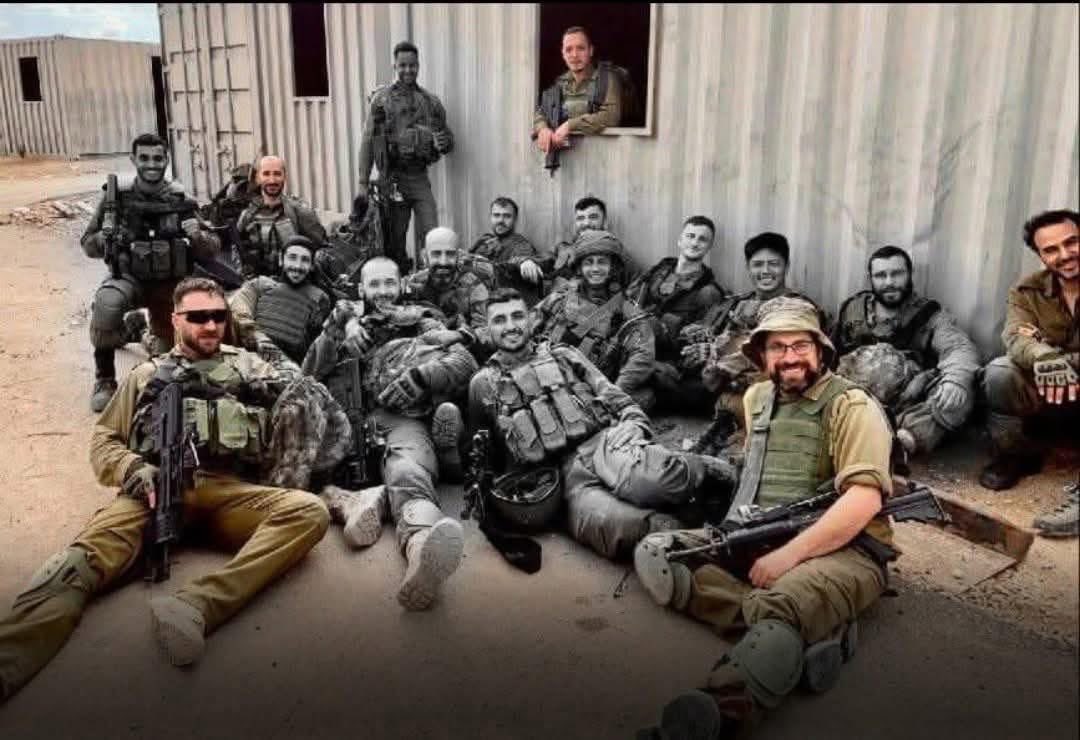 arielplaksin1's tweet image. כל אלו בשחור לבן בתמונה נפלו במלחמה. כולם מגדוד 8208 שאיבד 21 לוחמים מילואימניקים. לי זאת תמונה של כאפה (מהפייסבוק של אלי נכט). לא לשכוח: בזכותם, ואך ורק בזכותם עם שאר הלוחמים, החטופים שלנו חוזרים הביתה בע״ה. תזכרו את זה כשאתם מתווכחים למי מגיע הקרדיט כי אני מודה שאני לפעמים שוכח