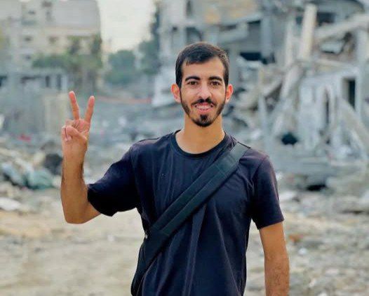 بين الركام رفعنا شارة النصرِ
فإن قُتلنا رفعناها من القبرِ 

هذا لأنّا إذا متنا يعيش بنا
جيلٌ من البأس في أصلابنا يجري 

هذا لأنّا بألفٍ صار واحدُنا
حتّى كأنّا لعمري ليلةَ القدرِ 

هذا لأنّا كزيتون الخليل اذا
بالردمِ تعصُرنا...نحلو على العصرِ 
#صالح_الجعفراوي_شهيدا