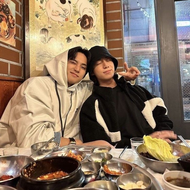 kwanblOOm's tweet photo. #minwon mini au - diary from the next room

donde wonwoo tiene un crush en un amigo de su hermano, inofensivo, hasta que este amigo empieza a vivir con él puesto que su hermano se va de la universidad, así que para desahogarse empieza un diario en su cuenta privada de twitter https://t.co/8QyznLLFgh