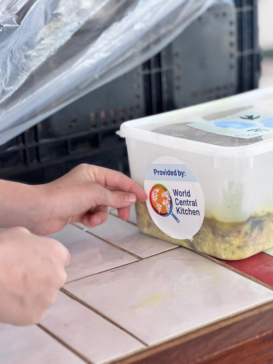 chefjoseandres's tweet image. The @WCKitchen team were busy prepping dinner for the hostage families waiting for the loved ones to return home….#ChefsForIsrael people in Gaza and Israel wants peace, respecting each other….is the only way! lets hope this is a new beginning for all! What is good for me must…