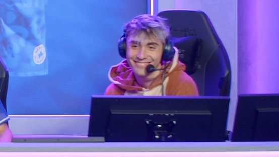 Que le impide tener el pelo siempre así, en vez de tenerlo para arriba como una loca del coño? 🤔