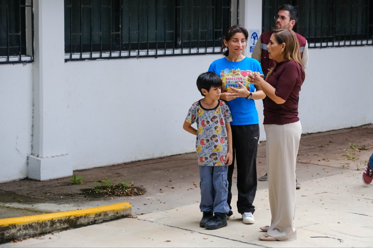 MaraLezama's tweet photo. Anunciamos la rehabilitación del Centro de Atención Múltiple (CAM) No. 92 de Cancún 🏫, donde realizaremos trabajos de pintura, limpieza general, chapeo, recuperación de áreas verdes, así como la rehabilitación de la alberca y los juegos infantiles 🛝. Todo para que las niñas y los niños que reciben atención especializada cuenten con espacios dignos y seguros. 👧🏻👦🏻 

En este gobierno #HumanistaConCorazónFeminista trabajamos por un #QuintanaRoo más inclusivo, impulsando acciones que transforman vidas y construyen entornos de bienestar para todas y todos. ✨

#UnidosParaTransformar
