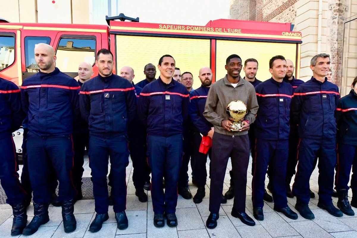 sdis27's tweet image. 🏃‍♂️⚽️ Dimanche intensément sportif pour les🧑‍🚒 du CG @ducourete74 !
Ce matin +350 participants au cross des #sapeurspompiers 💪🔥
Et cet aprem, #OusmaneDembele @dembouz venu à #Evreux présenter son #BallonDor et poser avec nous 🚒
Fierté et énergie au top ! 👏
#Eure @PSG_inside