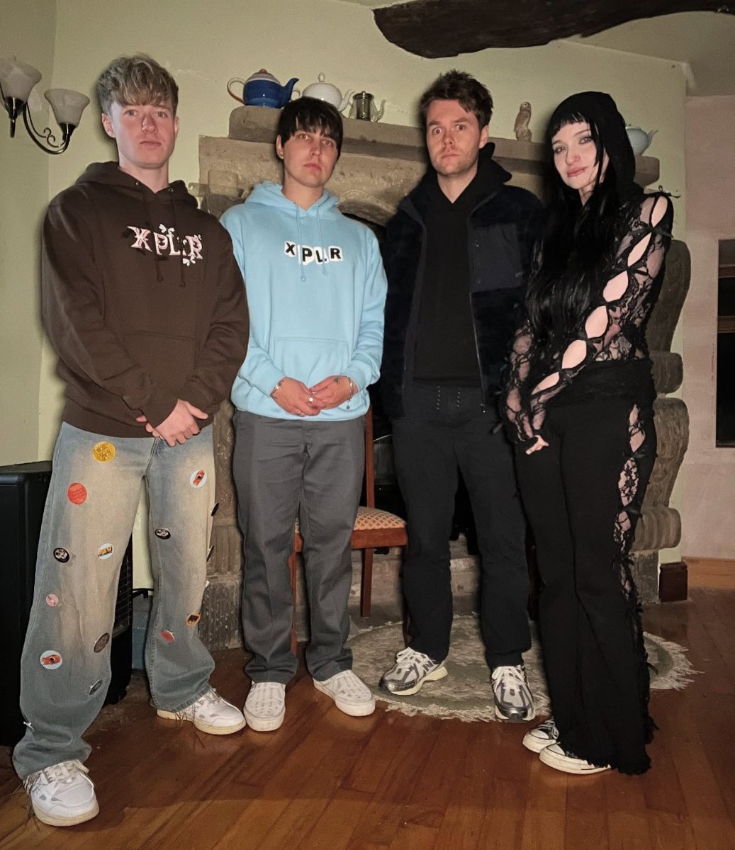 I haven’t seen the video yet but omg Niki’s outfit here is so cool omgggg