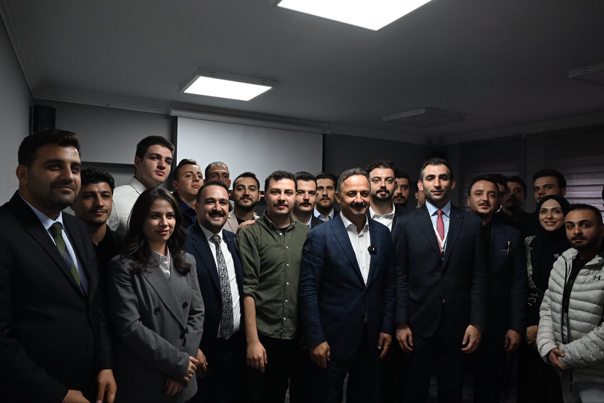 Genel Başkanımız Sayın Yavuz Ağıralioğlu, il binası açılışımızın ardından gençlik kollarımızın odasında arkadaşlarımızla bir araya geldi.