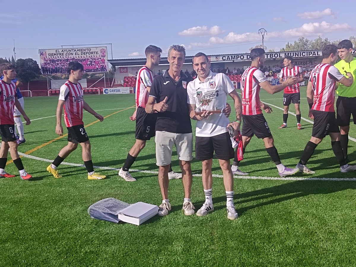 Emotivo homenaje a Nacho Gil. El bravo centrocampista catón ha tenido que dejar el fútbol y su club y su pueblo se han volcado con él con innumerables muestras de cariño. Desde SdeM nos sumamos a tan merecido reconocimiento. 
Eres gigante Nacho. 
<a href="/cdautol/">Club Deportivo Autol</a>