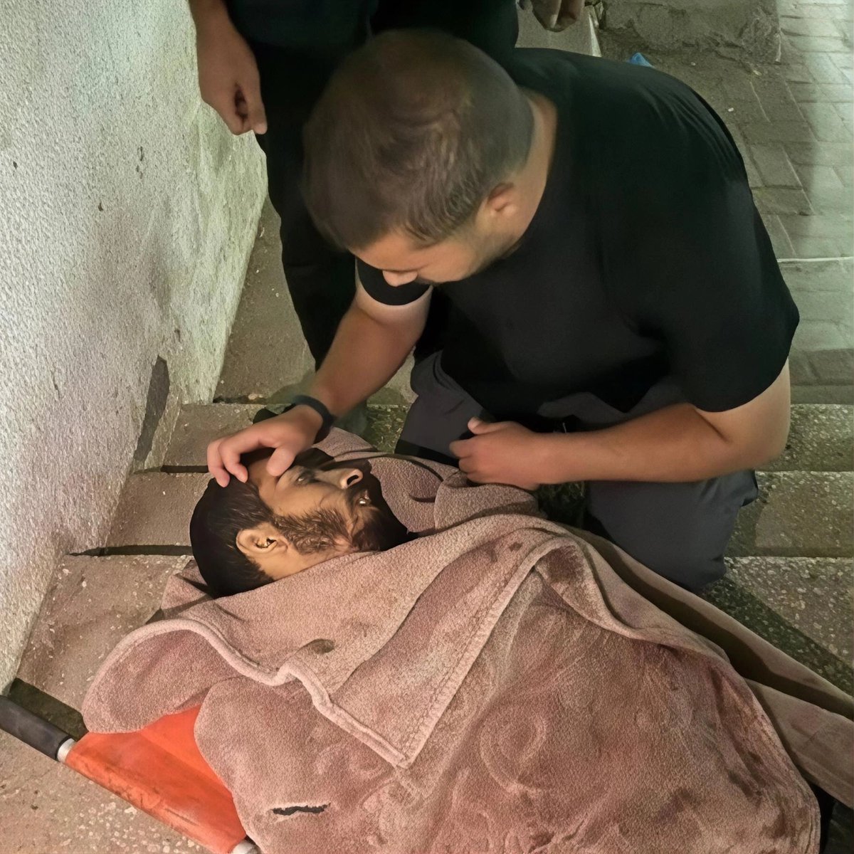 رحمك الله يا صوت #غزة.. 
سبعُ رصاصاتٍ من الغدر، اخترقت جسدَ الصحفيّ البطل صالح الجعفراوي في غزة، رحل وهو يحمل الكاميرا لا السلاح، يوثّق الحقيقة لا ليحيا بها، بل ليموت من أجلها.
سقط الجسد، وبقيت الصورة تنبض بالحياة، تروي للعالم أنّ الكلمة قد تهزم الرصاصة، وأن الحقيقة لا تموت.