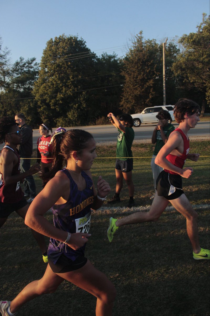 A special shoutout to Kylie Simpson, who set a new school record with an incredible time of 17:04, making her the fastest girl in Hononegah Cross Country history! 👏