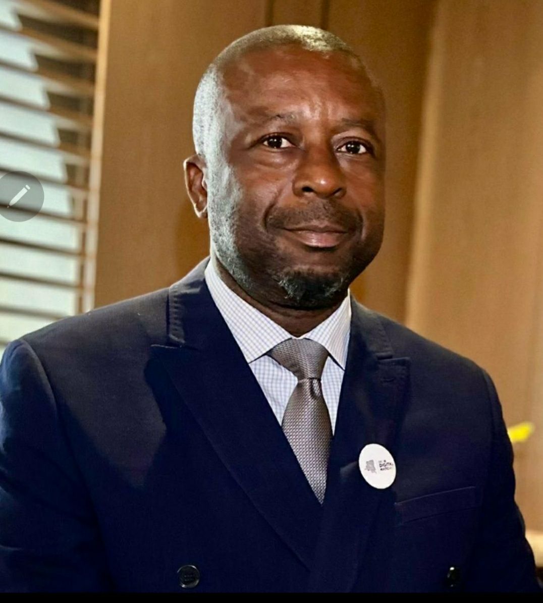 À Kin, Achille Kadima Mulamba, DG et Directeur de publication du tri-hebdomadaire AfricaNews, ainsi que 2 autres membres de la rédaction, ont été convoqués par le Parquet général près la Cour d’appel de Kinshasa/Gombe suite à une plainte déposée par François Muamba.