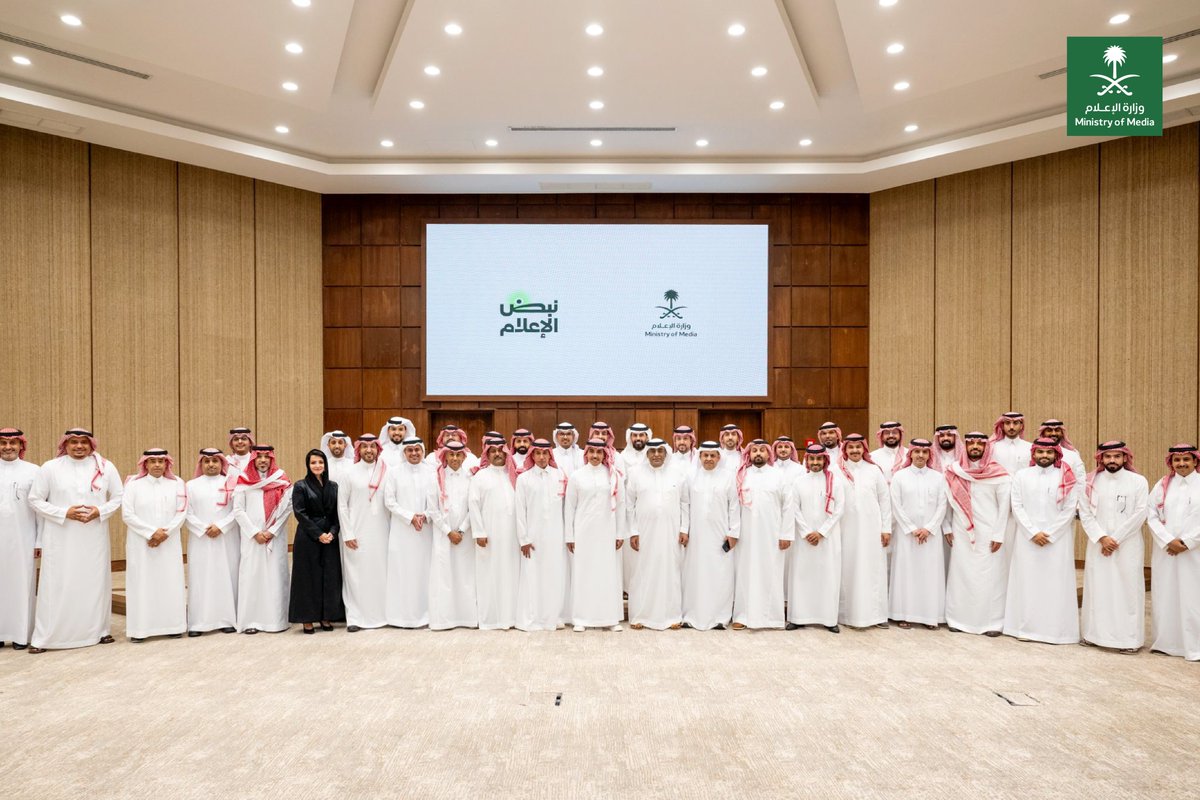 media_ksa's tweet image. لقاء نبض الإعلام يجمع معالي وزير الإعلام الأستاذ سلمان الدوسري بنخبة من الإعلاميين الرياضيين، في حوارٍ تناول مسؤولية الكلمة ودور الإعلام الرياضي في ترسيخ الوعي والتوازن.