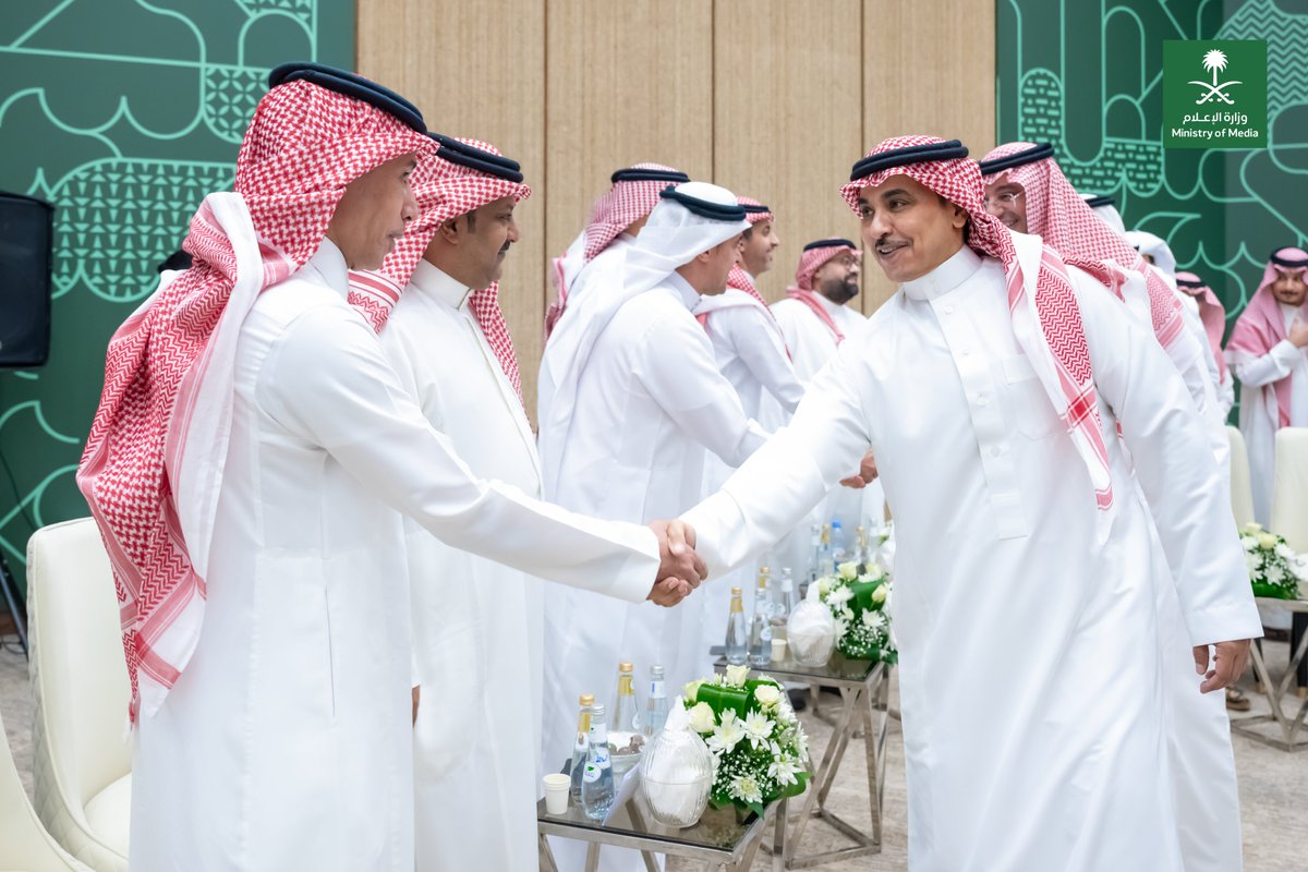media_ksa's tweet image. لقاء نبض الإعلام يجمع معالي وزير الإعلام الأستاذ سلمان الدوسري بنخبة من الإعلاميين الرياضيين، في حوارٍ تناول مسؤولية الكلمة ودور الإعلام الرياضي في ترسيخ الوعي والتوازن.