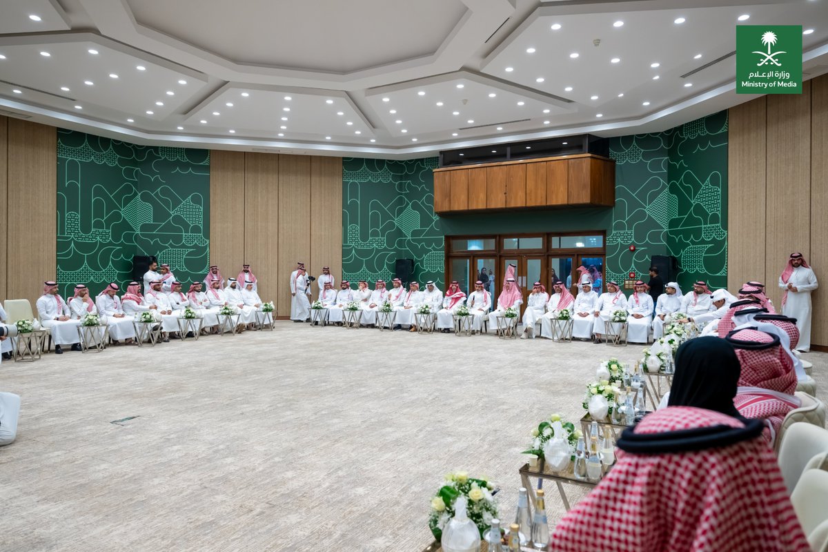 لقاء نبض الإعلام يجمع معالي وزير الإعلام الأستاذ سلمان الدوسري بنخبة من الإعلاميين الرياضيين، في حوارٍ تناول مسؤولية الكلمة ودور الإعلام الرياضي في ترسيخ الوعي والتوازن.