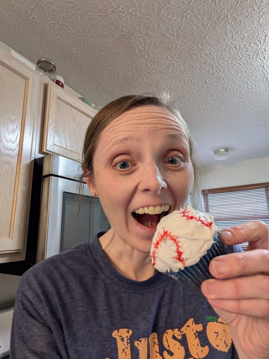 Can't remember the last time I introduced myself, so if you're new...
✍️ I write YA urban fantasy.
📚 I have a 5-book series with a small press.
🍏 I'm currently drafting a dark academia story.
🚸 I'm mom to 2 boys with special needs.
🍰 I occasionally bake things.