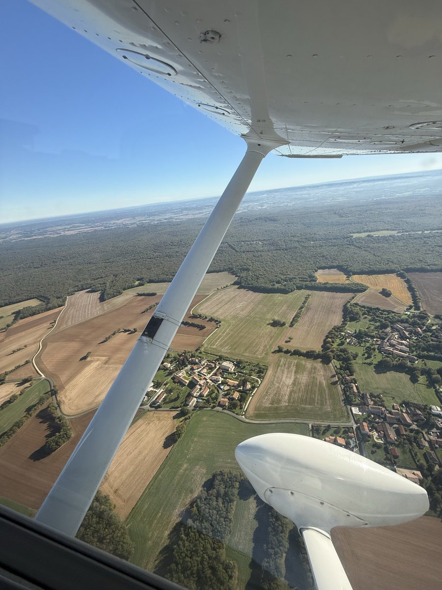 Alex_Caillard's tweet photo. Today I tested the #Starlink mid-flight ✈️
At over 7,500 feet, cruising around 115 knots, pulling more than 300 Mbps down and 70 Mbps up !
Internet in the clouds literally.
@elonmusk your toys are getting out of control (in the best way) ! https://t.co/k6jsLWVZhG