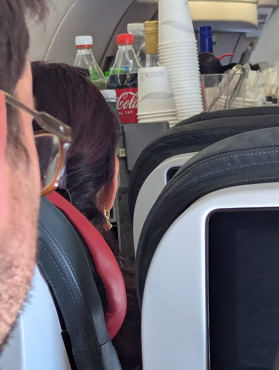 Türk Hava Yolları, boykot kapsamındaki Coca-Cola ürünlerini servis etmeyi sürdürüyor. Geçtiğimiz günlerde Sumud Filosu üyelerinin bulunduğu THY uçağında bu ürünlerin serviste yer almaması dikkat çekerken, diğer rutin uçuşlarda ısrarla boykot ürünlerinin ikram edilmesi THY'nin