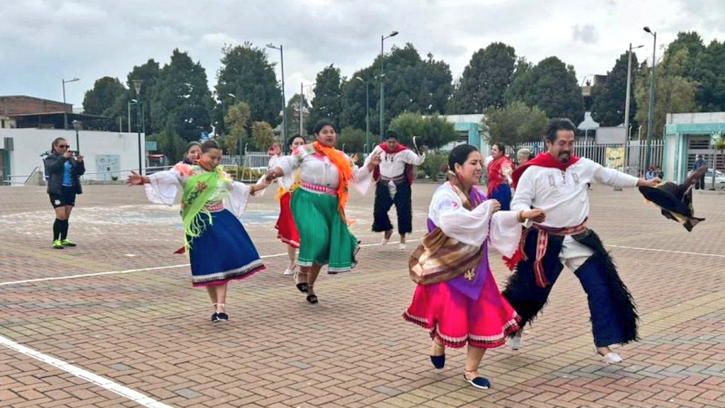 EducacionZ9_Ec's tweet photo. 🎭🏃‍♀️ En la Jornada de Confraternidad Cultural y Deportiva del Distrito 7, más de 100 participantes entre estudiantes, docentes y padre de familia, fortalecieron la integración, el trabajo en equipo y la sana convivencia. 💪📚

#ElNuevoEcuadorImpulsa 🇪🇨 https://t.co/yTbkPmjYPR