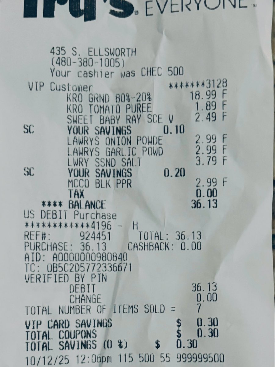 Relo30's tweet image. Can y’all help me make sense of this. I brought six items, as you can see. How did it come to $40. How is this possible, why is ground beef $20. Can some one help me out with this and make it make sense for me.