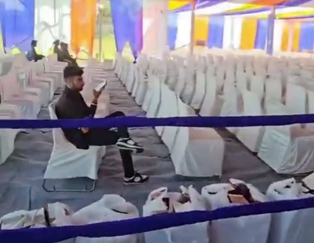 Laxman_manju39's tweet image. Tum Baccho Kis Muh Se ElvishYadav Se Compare Kar Rahe Ho 🤡

Jitna Tumhare Meet-up Me Aate Hai Utna ElvishYadav Ke Conway Me Log Chalte Hai ⚜️❤️‍🔥🚨

#ElvishYadav #ElvishYadav𓃵 #ElvishRaosahab #Fukrainsan