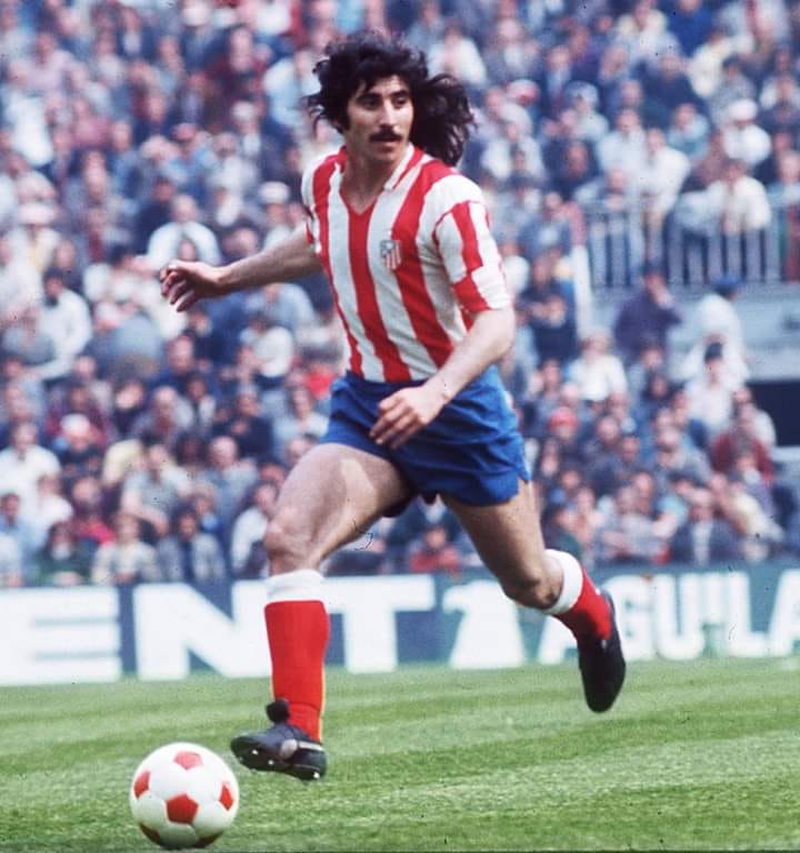 Hoy se han cumplido 52 años (12.10.1973) del debut con el Atleti del inolvidable Rubén "ratón" Ayala. Fue en Sarrià y entró en la 2ª parte sustituyendo a Luis Aragonés. Con 6 años en el club, 58 ⚽️ y 214 partidos fue el ídolo de toda una generación de atléticos. #TalDiaComoHoy
